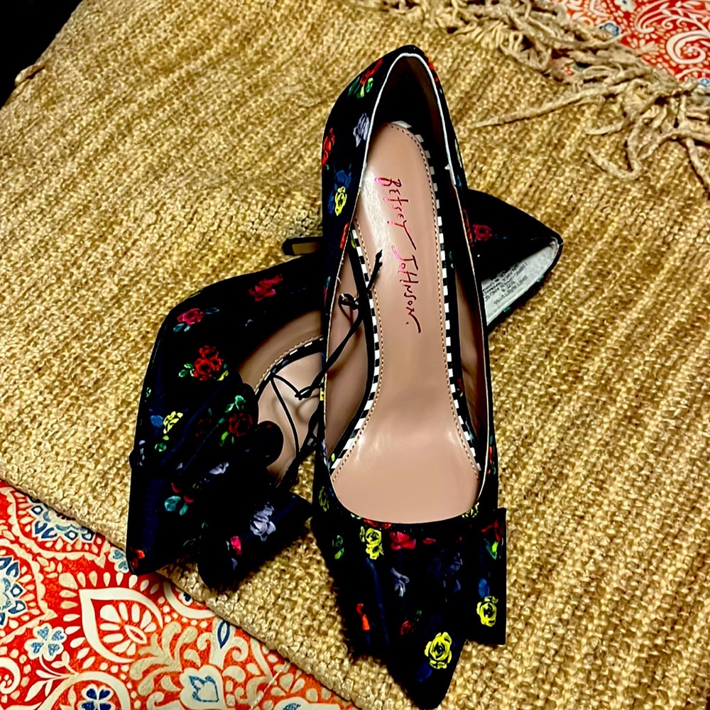 Betsey Johnson black Floral 🌺 Heels